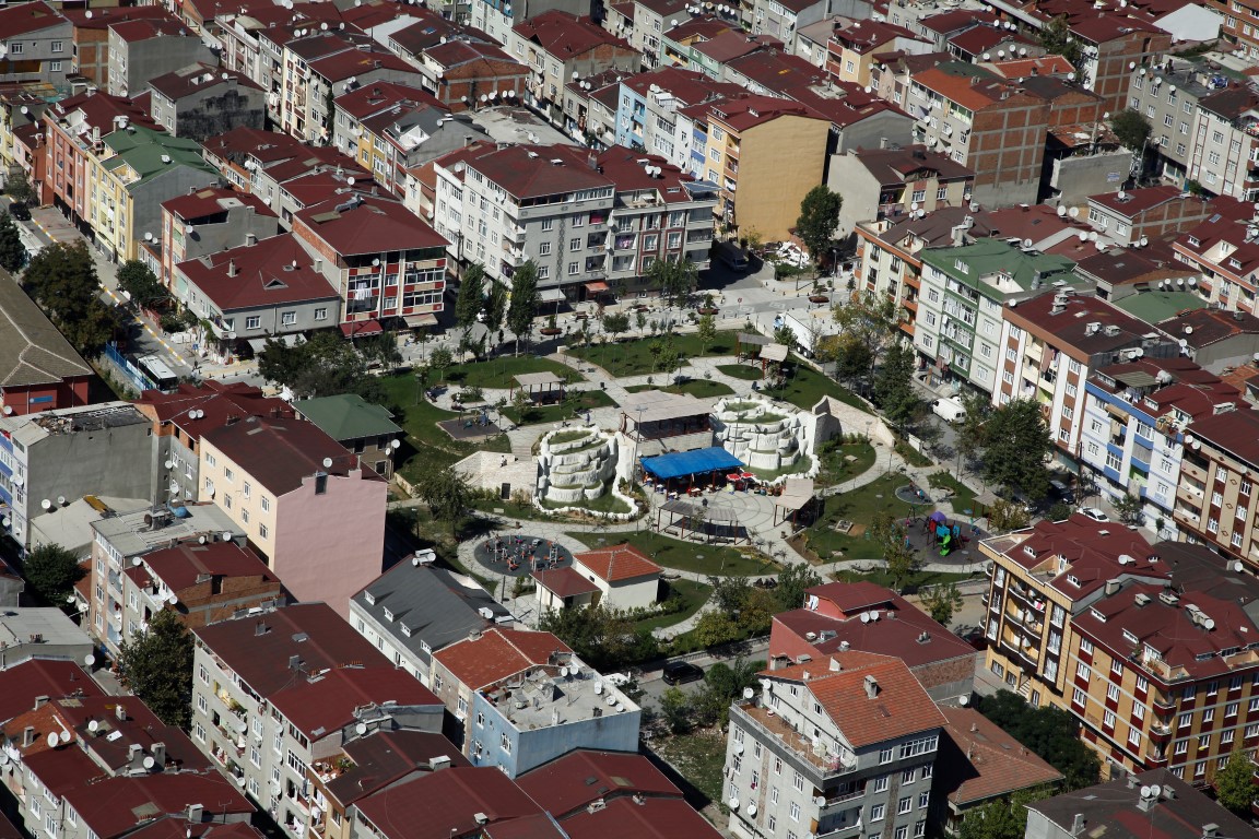 <p><strong>9- Sultangazi'de şuan da 5 metre kare olan kişi başına düşen yeşil alan miktarını 10 metre kareyle Avrupa standartlarına çıkarmayı hedefliyoruz. Yani Sultangazi Avrupa standartlarında bir kişi başına düşen yeşil alan miktarına sahip olacak.</strong></p>